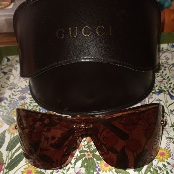 *Authentic Gucci Sunglasses w/Gold design on both sides - Picture 2 of 7